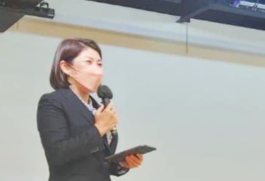 壇上で報告をする池田あやのの写真